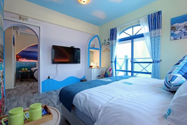 White Mediterranean Hostel-No View Room|Cozy Quadruple Room (No View/No Breakfast/Connecting Room Two Bedrooms Two Bathrooms)-3
