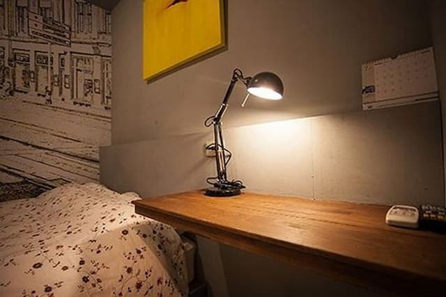 書桌及閱讀燈