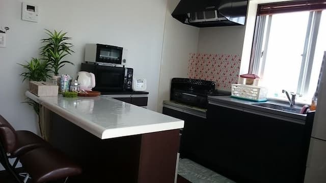 明るいキッチンからは、海も見えます