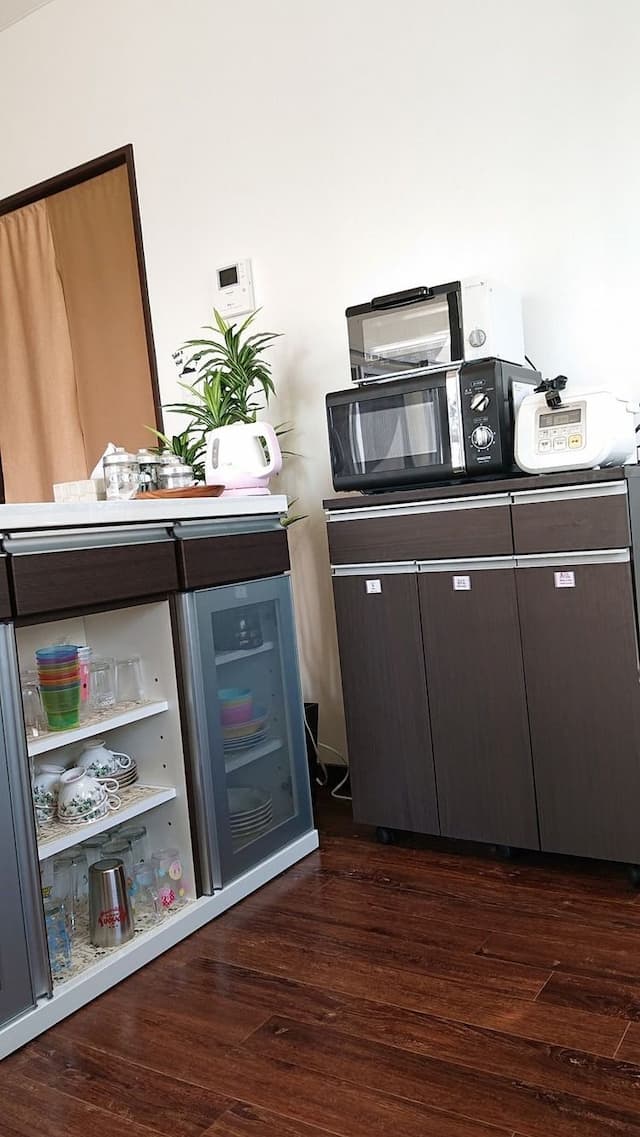 食器・電子レンジなどがそろったキッチン