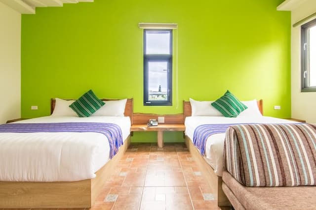 花蓮藍天普悠瑪民宿 | 景觀綠地x生態水池 | 親子友善｜原住民風味早餐-高級四人房-附浴缸-205-1