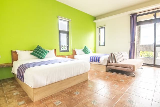 花蓮藍天普悠瑪民宿 | 景觀綠地x生態水池 | 親子友善｜原住民風味早餐-高級四人房-附浴缸-205-4