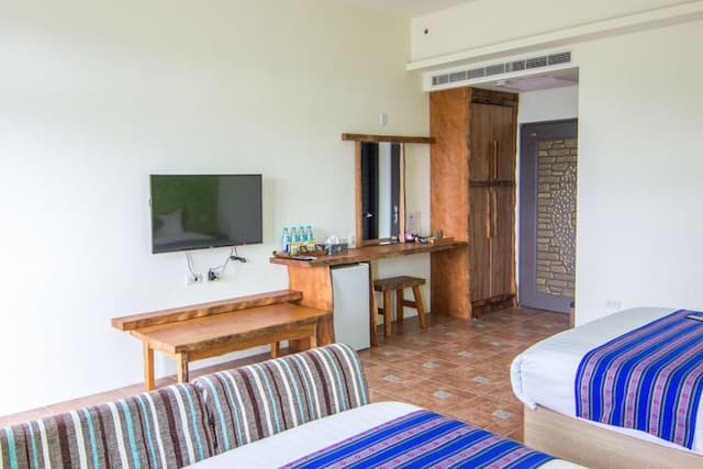 花蓮藍天普悠瑪民宿 | 景觀綠地x生態水池 | 親子友善｜原住民風味早餐-高級四人房-附浴缸-205-6