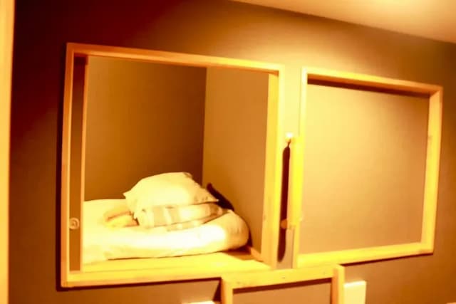 バス停まで徒歩わずか4分！無料Wi-Fi、共用ラウンジとキッチン完備-男性用ドミトリー-3