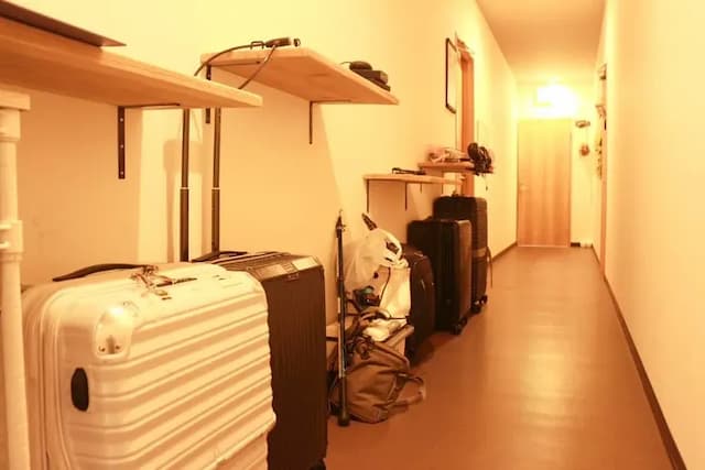 バス停まで徒歩わずか4分！無料Wi-Fi、共用ラウンジとキッチン完備-男性用ドミトリー-8