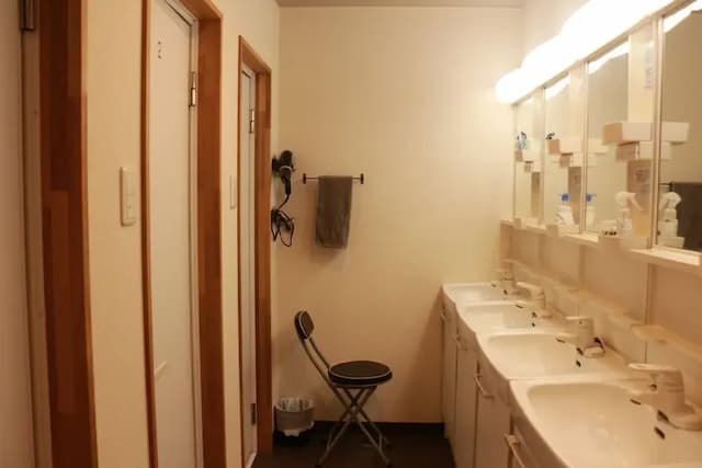 バス停まで徒歩わずか4分！無料Wi-Fi、共用ラウンジとキッチン完備-男性用ドミトリー-4