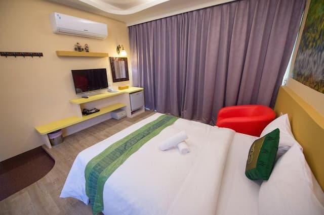 Ding Jia Hotel-Classic Double Room with Blacony-9