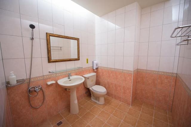 Ding Jia Hotel-Quadruple Room with Blacony-9