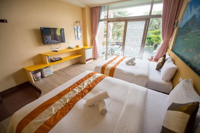 Ding Jia Hotel-Quadruple Room with Blacony-3