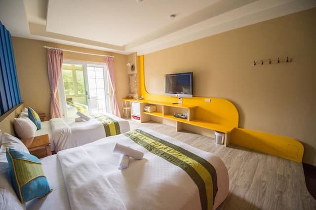 Ding Jia Hotel-Quadruple Room with Blacony-8