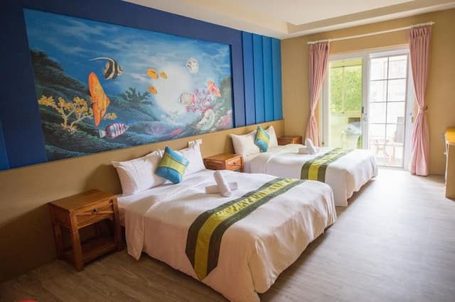 Ding Jia Hotel-Quadruple Room with Blacony-7