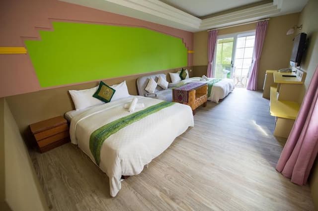 Ding Jia Hotel-Quadruple Room with Blacony-10