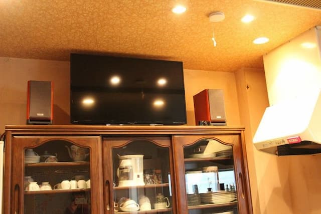 テレビ・冷蔵庫・電子レンジ・たこ焼器・食器類・調理器具は全てダイニングキッチンにあります