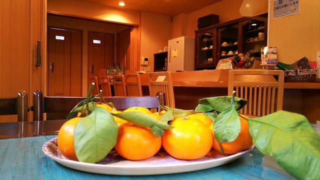 ゲスト専用玄関を入るとダイニングテーブルとカウンターとキッチンがあります