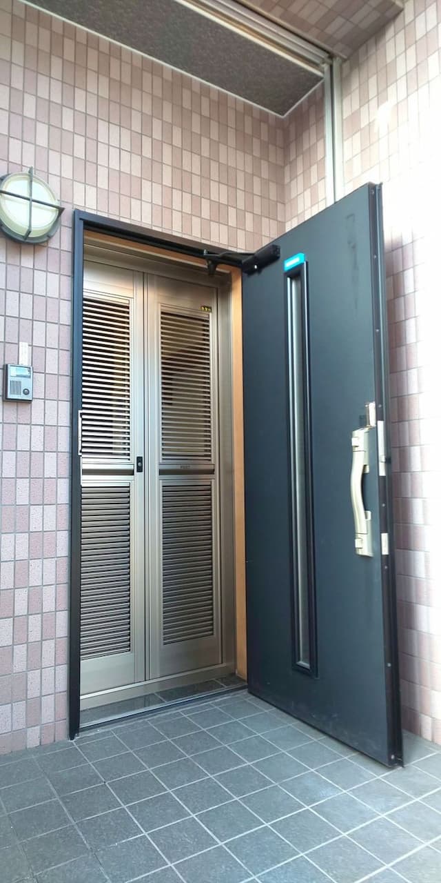 玄関ドア内側に通風ドアを設置しました