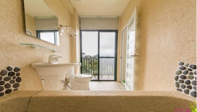 墾丁夏綠地民宿｜墾丁國家森林遊樂區旁-家庭房- 2房 1廳（雙人套房+四人套房+客廳）-9