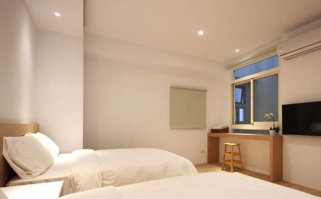 zé hú mín sù-Zehu Quadruple Room | Skylight with windows-3