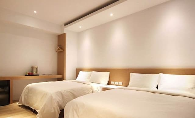 zé hú mín sù-Zehu Quadruple Room | Skylight with windows-6