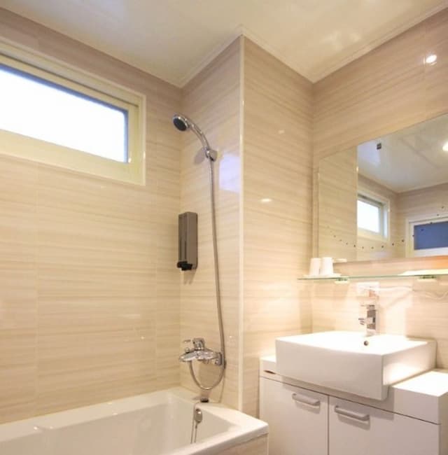 zé hú mín sù-Zehu Quadruple Room | Skylight with windows-5