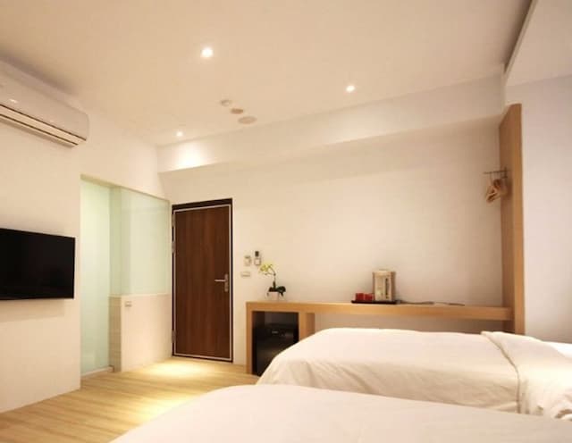 zé hú mín sù-Zehu Quadruple Room | Skylight with windows-4