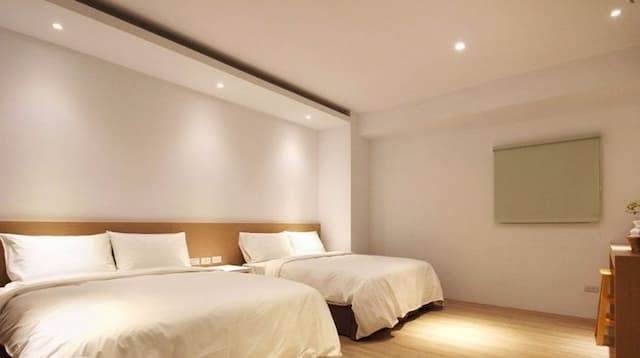 zé hú mín sù-Zehu Quadruple Room | Skylight with windows-1