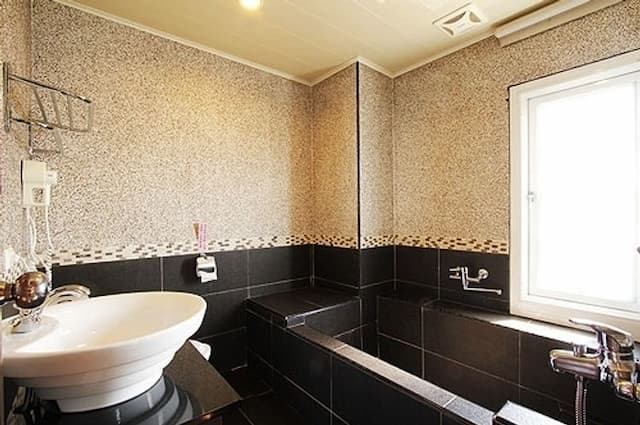 Qing Jing Fengye Homestay-Jindian Building Middle Floor Quadruple Room-4