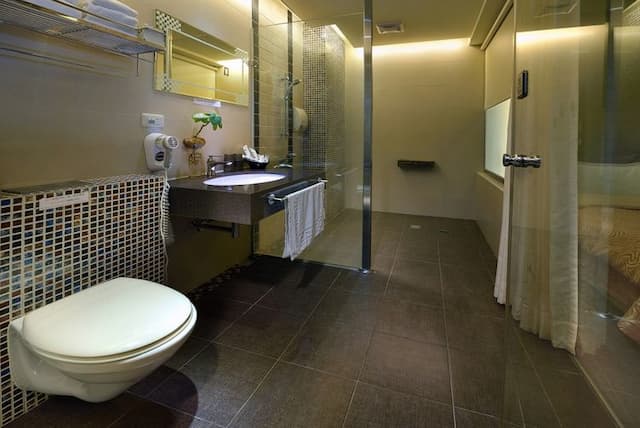 面湖日式極簡風四人房-衛浴