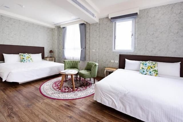 R&J Guesthouse-Quadruple Room with View-1