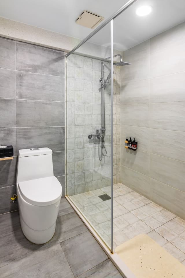 日月潭兒茶宿｜附電梯、地點便利、乾淨舒適-加大樓中樓家庭房-附浴缸-101-3