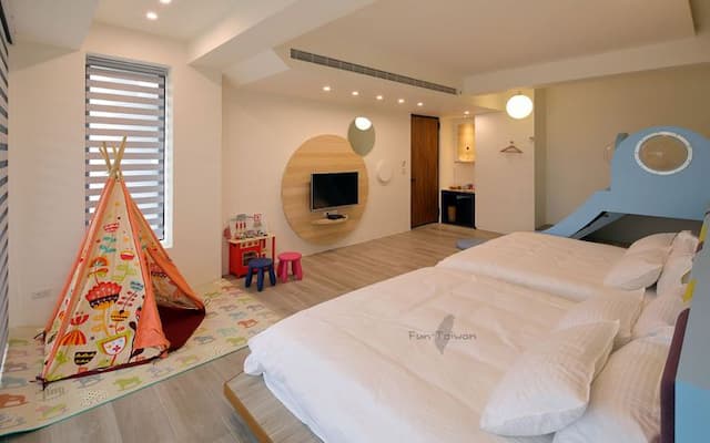 Wo Club Hall-201-Children play-3