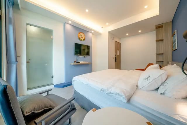 宜蘭高人氣電梯包棟民宿 | KTV&85吋大螢幕&電動麻將&按摩椅&dyson吹風機 |-401浴缸雙人房-訂房後請主動與我們聯繫（訂房前務必先看過住宿規定，說明在照片裡，自行入住）-5