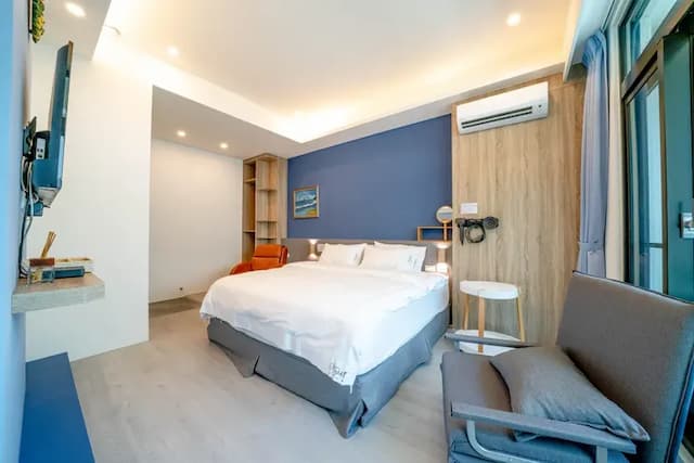 宜蘭高人氣電梯包棟民宿 | KTV&85吋大螢幕&電動麻將&按摩椅&dyson吹風機 |-401浴缸雙人房-訂房後請主動與我們聯繫（訂房前務必先看過住宿規定，說明在照片裡，自行入住）-1