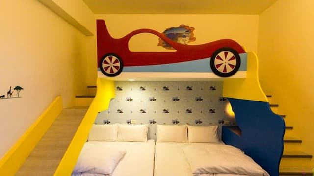 夜泊、梅花鹿民宿｜寬敞親子溜滑梯-極速親子房-1