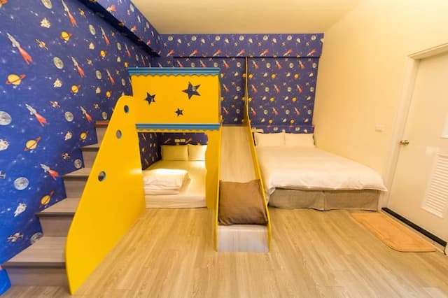 夜泊、梅花鹿民宿｜寬敞親子溜滑梯-星際火箭親子房-1