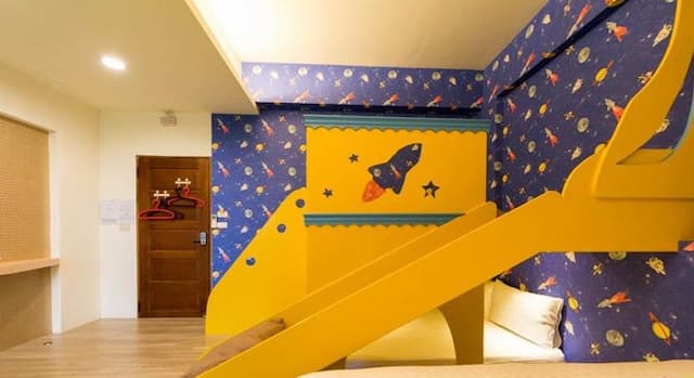 夜泊、梅花鹿民宿｜寬敞親子溜滑梯-星際火箭親子房-5