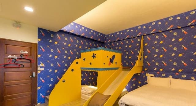 夜泊、梅花鹿民宿｜寬敞親子溜滑梯-星際火箭親子房-4