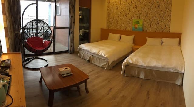 夜泊、梅花鹿民宿｜寬敞親子溜滑梯-歡樂四人房-1