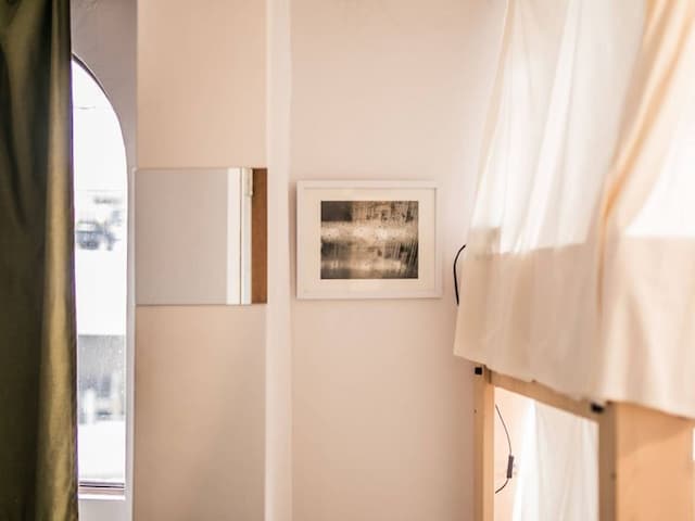 ・【女性専用ドミトリー一例】白を基調とした清潔感のあるインテリア