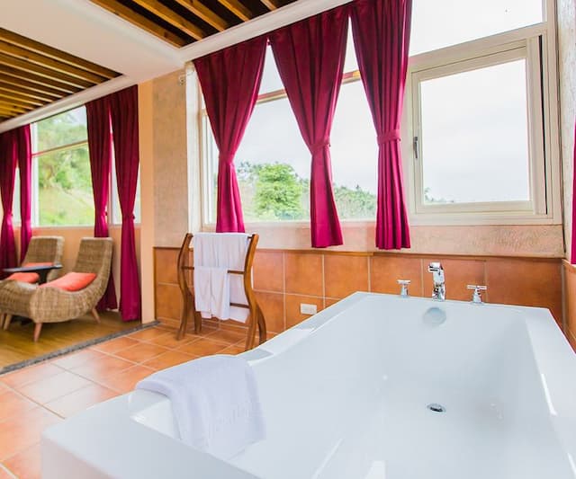 Sun Hola Villa-Deluxe Double Room (bathtub)-3