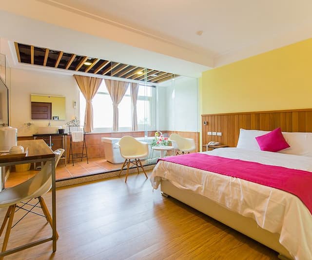 Sun Hola Villa-Deluxe Double Room (bathtub)-1