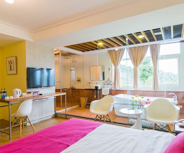 Sun Hola Villa-Deluxe Double Room (bathtub)-2