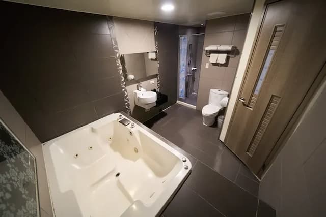 日光河堤時尚旅店｜近高雄音樂中心-精緻雙人房-5