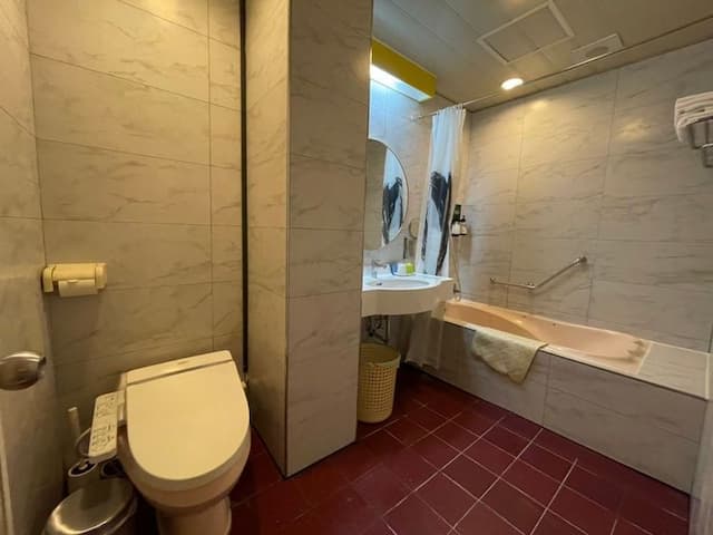 高雄文賓大飯店-駁二館-豪華雙人房｜標準一大床-6