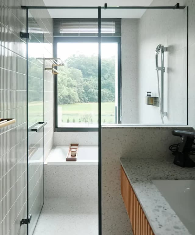 Walk in house-Quadruple Room with Bathtub-6