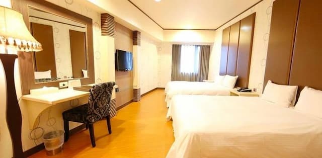 Grand Earl Hotel-Superior Quadruple Room-1