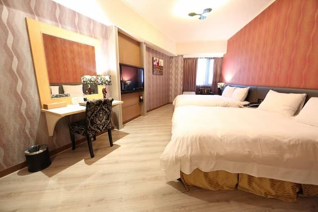 Grand Earl Hotel-Superior Quadruple Room-3