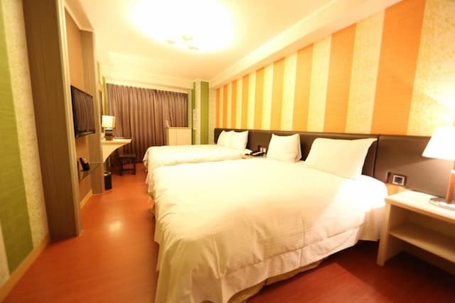 Grand Earl Hotel-Superior Quadruple Room-4