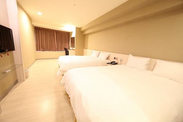 Grand Earl Hotel-Superior Quadruple Room-2