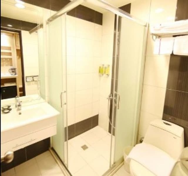 Grand Earl Hotel-Superior Quadruple Room-5