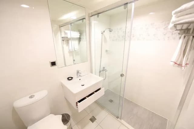 Grand Earl Hotel-Earl Quad Room-6